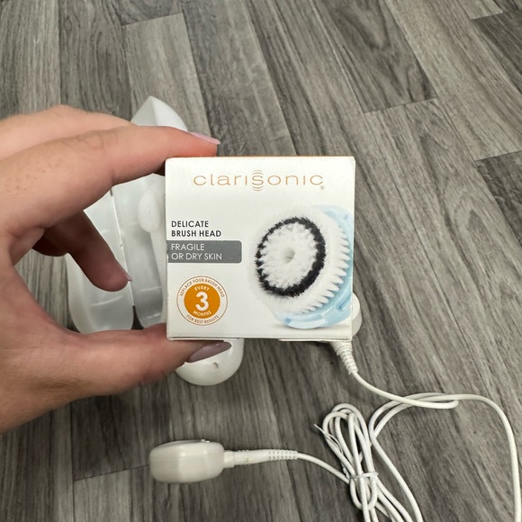 Clarisonic Mia 2 with Sensitive brush head - Picture 2 of 3